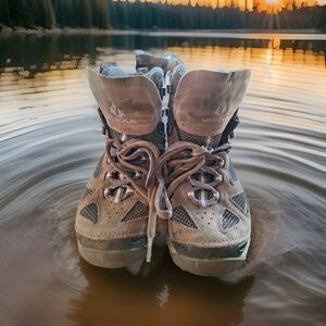 Vasque Womens 8.5 M Water Proof Hiking Boots‎